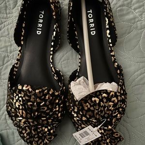 NWT beautiful good and black flats 8.5 WW